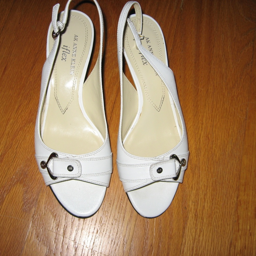 Anne Klein White Leather size 7M Leather Peep Toe
